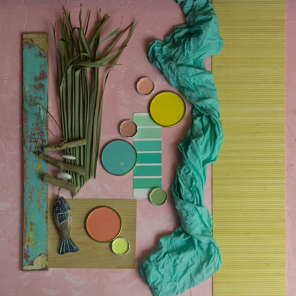 Paleta de colores y tapas de pinturas sobre mesa