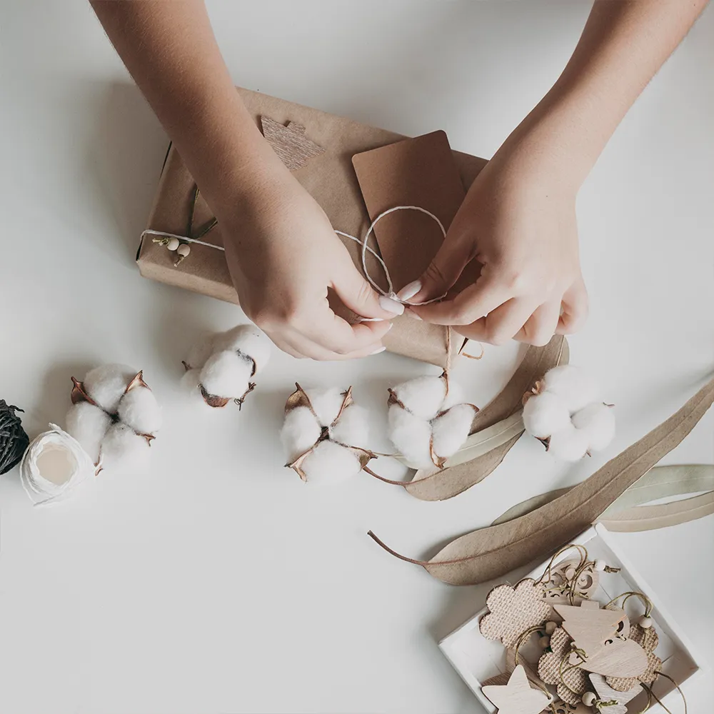 Decoraciones siendo empaquetadas