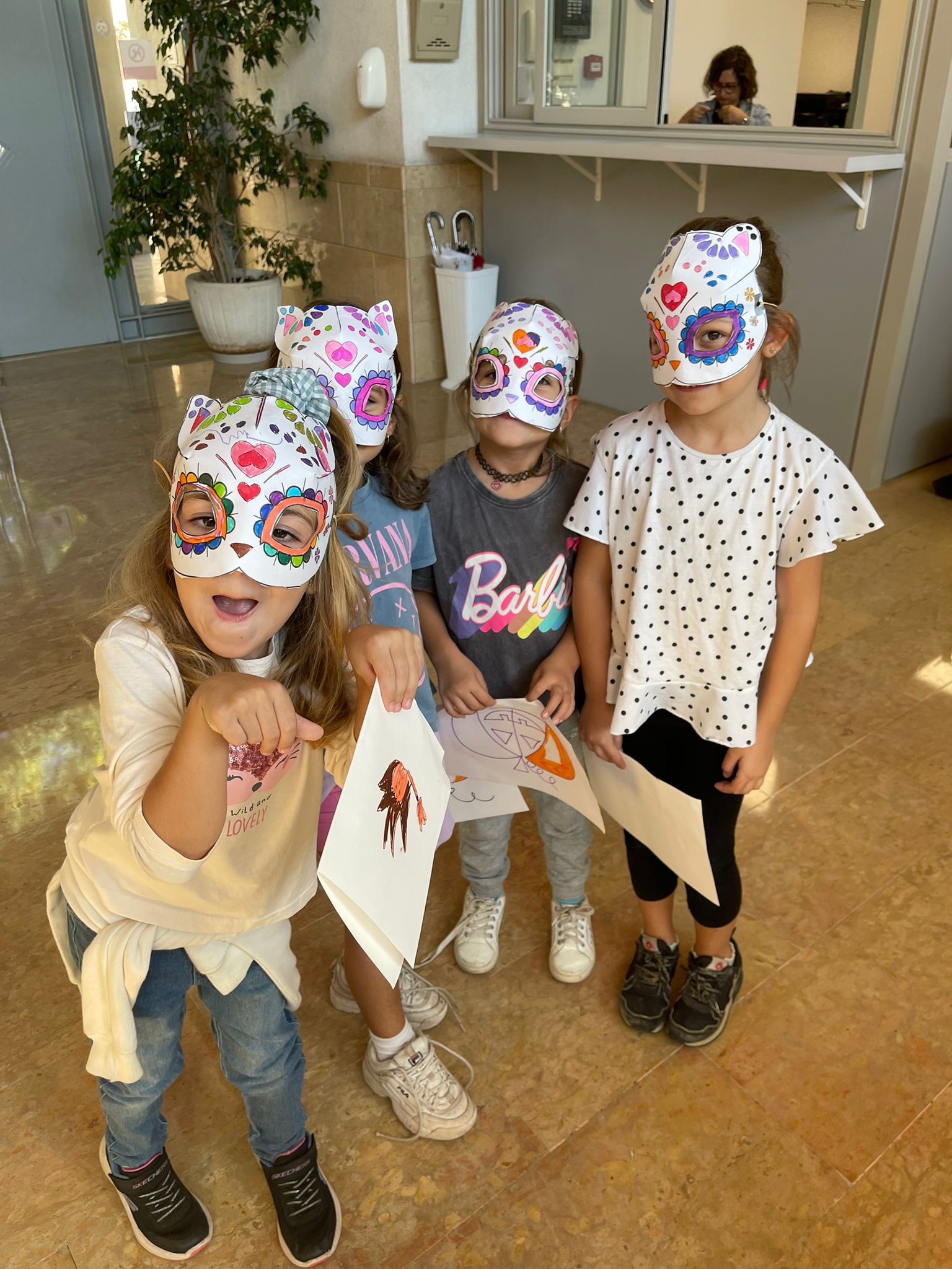 Niños jugando con las mascarás creadas en clases