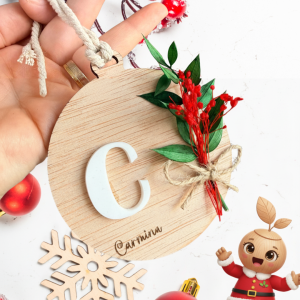 Bola Navideña Personalizada de Madera – Inicial y Flor Preservada